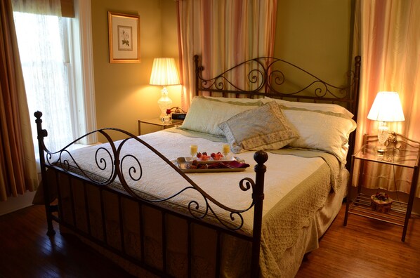 Room, Private Bathroom (Rose) | Premium bedding, individually decorated, iron/ironing board, free WiFi