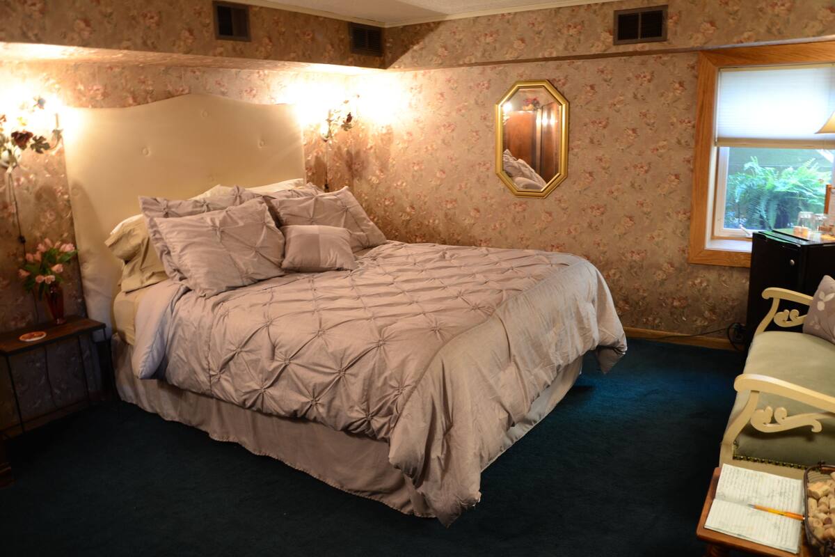 Room, Private Bathroom (Victoria's) | Premium bedding, iron/ironing board (on request), WiFi (free)