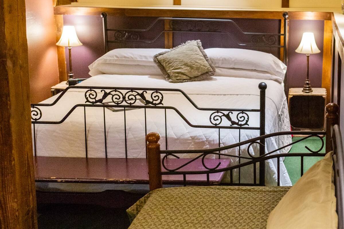 Room, Private Bathroom (Arbor) | Premium bedding, iron/ironing board (on request), WiFi (free)
