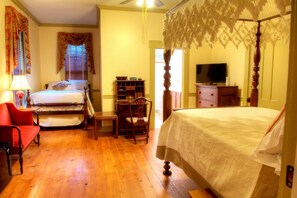 مكتب ومكواة/لوح كي وواي فاي مجانًا