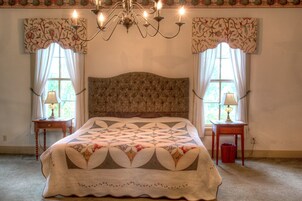 Escritorio, tabla de planchar con plancha y wifi gratis 