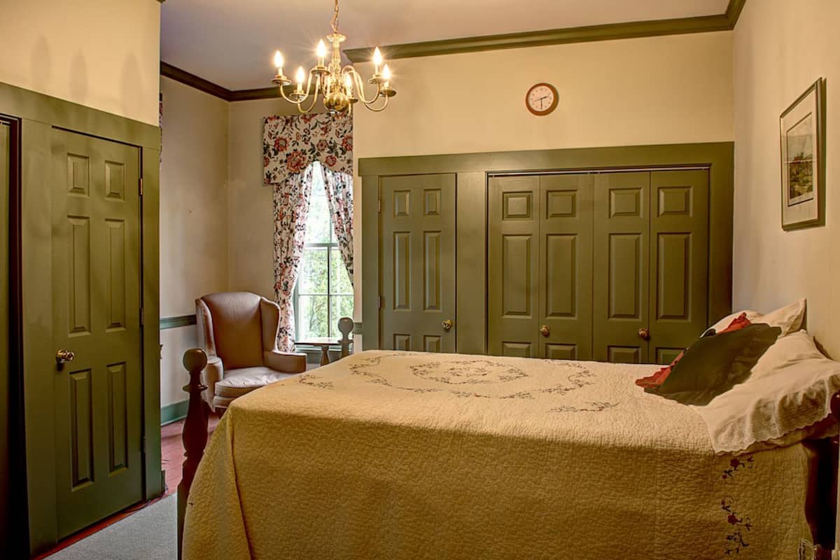Kamer, privébadkamer (Reese's Retreat (Springfield)) | Een bureau, een strijkplank/strijkijzer, gratis wifi