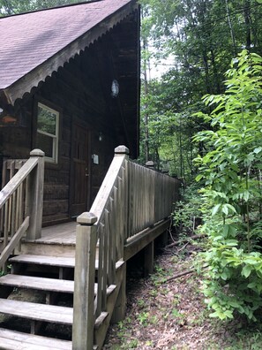 Foxglove Romantic Cabin (Pet Friendly) | Individually decorated, individually furnished