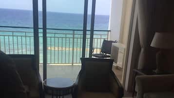 Appartement Luxe, 2 chambres, vue océan, en front de plage | Salle de séjour | Télévision à écran plat
