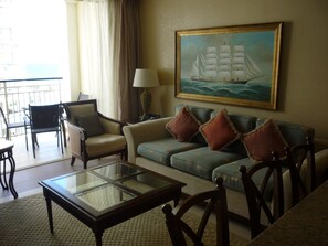 Apartamento superluxo, 1 quarto, vista para o oceano, de frente para a praia | Área de estar | TV de tela plana