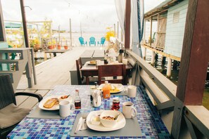 朝食 (フル ブレックファスト)、毎日提供 (1 名様 13.00 USD)