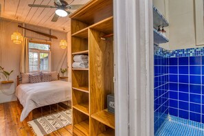 コンフォート ルーム ダブルベッド 1 台 | 遮光カーテン、WiFi (無料)、ベッドシーツ