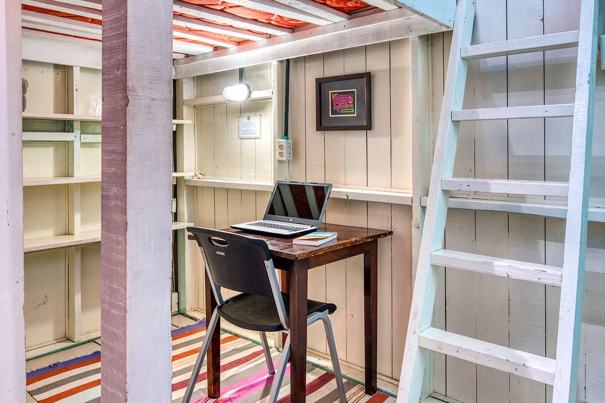 Habitación básica doble | Cortinas blackout, wifi gratis y ropa de cama