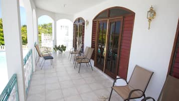 Villa Familiale, plusieurs chambres, accĂšs piscine, vue mer | Terrasse/Patio