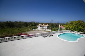Familienvilla, Mehrere Schlafzimmer, Poolzugang, Meerseite | Außenpool | Außenpool, Sonnenschirme, Liegestühle