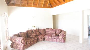 Biệt thự dành cho gia đình, nhiều phòng ngủ, có thể sử dụng hồ bơi, đối diện biển | Khu phòng khách | TV màn hình phẳng