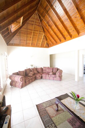 Villa familiar, varias habitaciones, acceso a la piscina, mirando al mar | Zona de estar | Una televisión de pantalla plana