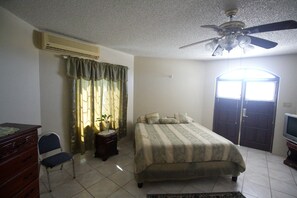 Villa familiar, varias habitaciones, acceso a la piscina, mirando al mar | 1 dormitorio, caja fuerte, escritorio y tabla de planchar con plancha