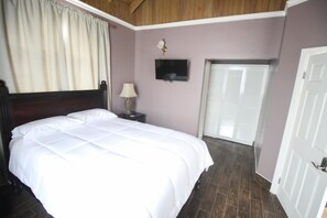 Executive Townhome, 2 Bedrooms, Bathtub | Bathroom | Combined shower/bathtub, free toiletries, towels