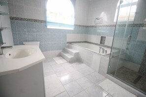 Executive-Stadtwohnung, 2 Schlafzimmer, Badewanne | Badezimmer | Duschwanne, kostenlose Toilettenartikel, Handtücher