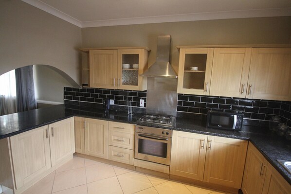 Executive Townhome, 2 Bedrooms, Bathtub | Private kitchen | Fridge, microwave, oven, stovetop