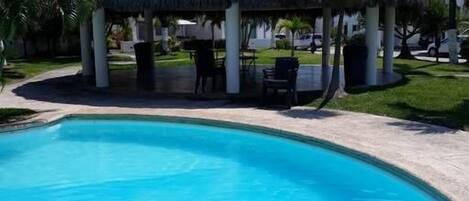 Una piscina al aire libre