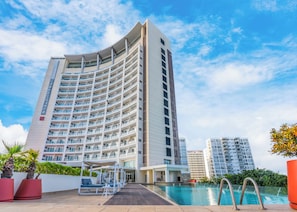 Outdoor pool, pool umbrellas, pool loungers - Krystal Urban Cancun & Beach Club (Cancun)