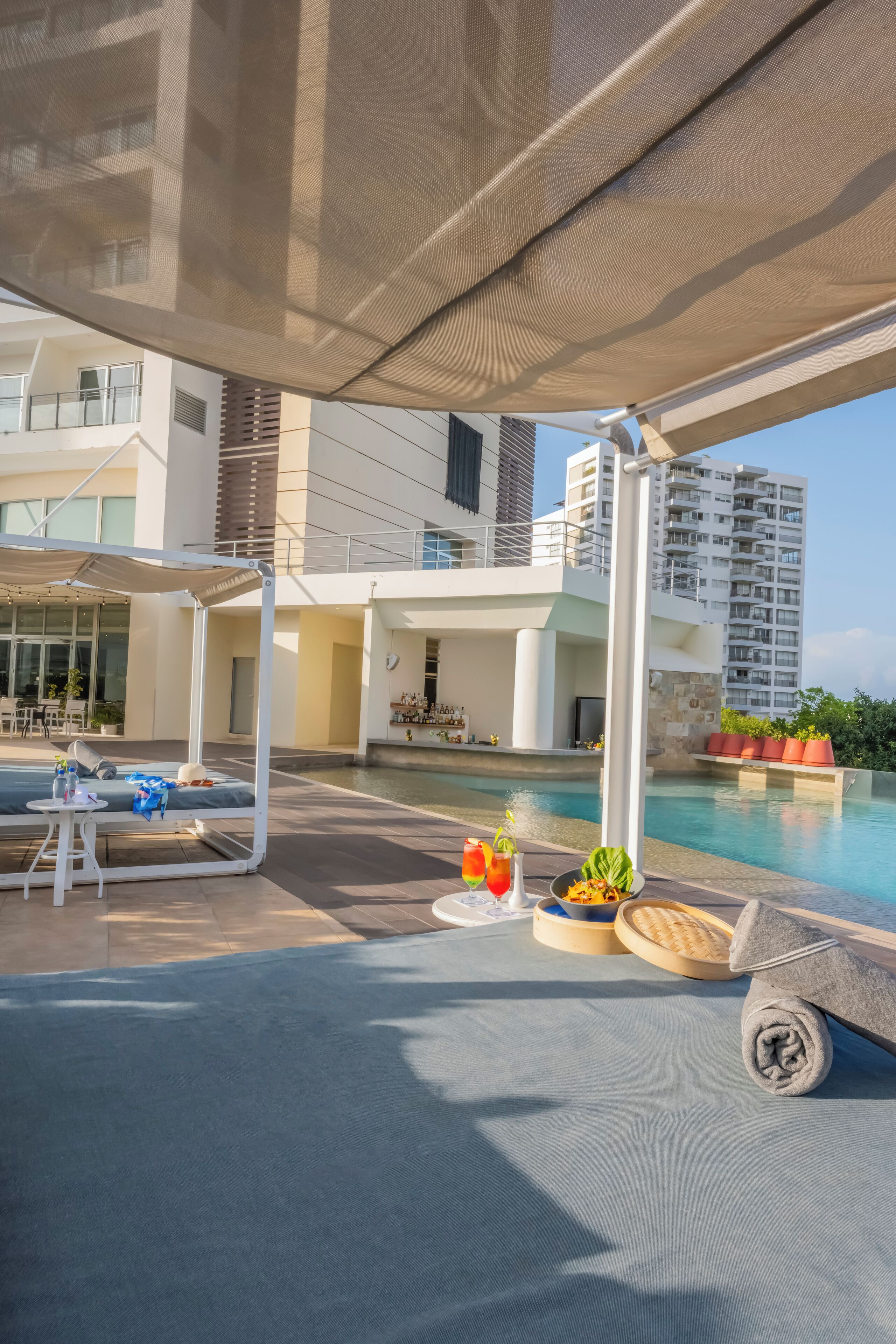 室外泳池；泳池傘、躺椅