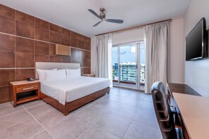 Cofres nos quartos, escrivaninha, espaço de trabalho para notebook