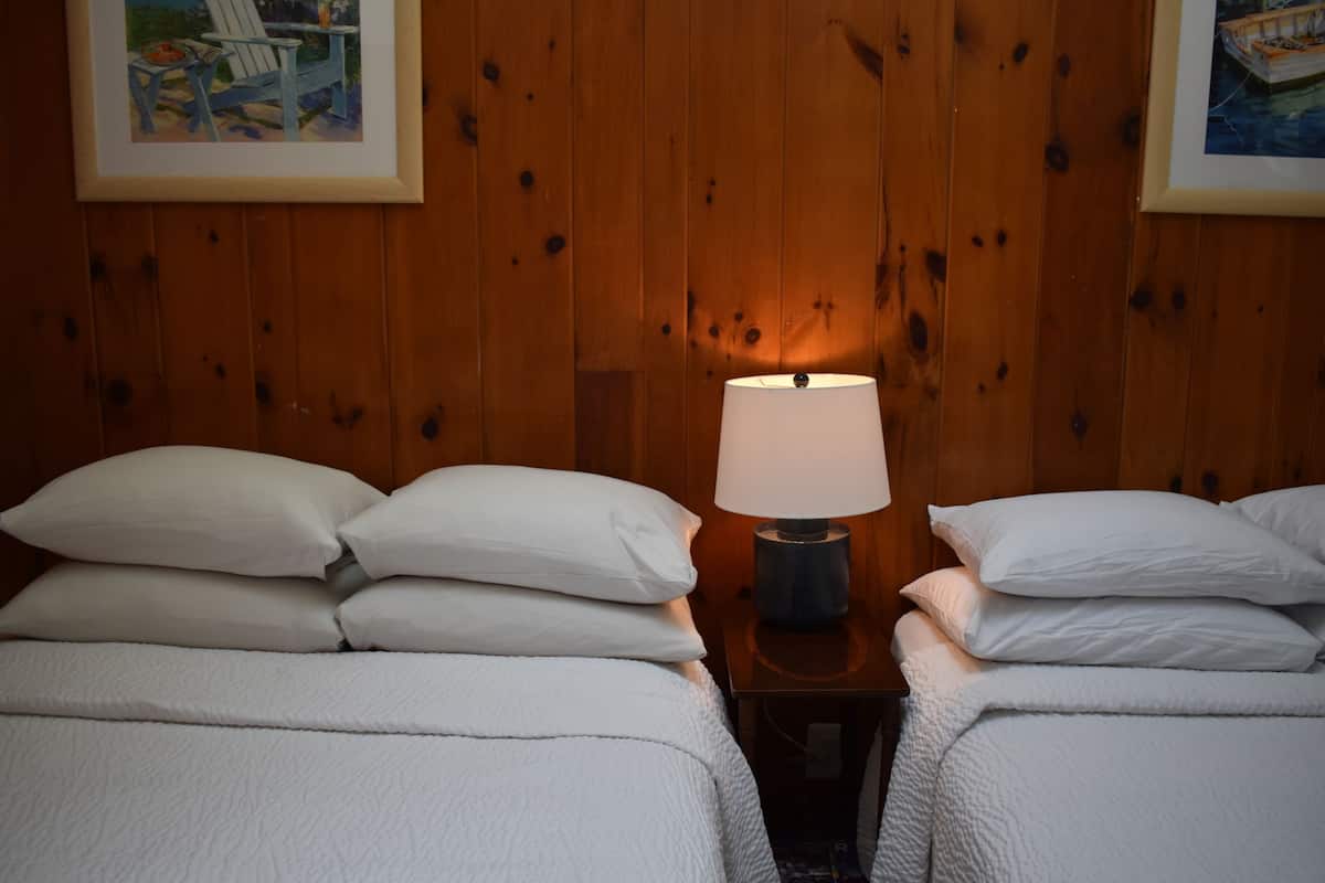 Basic-Doppelzimmer, Mehrere Betten | Kostenloses WLAN, Bettwäsche