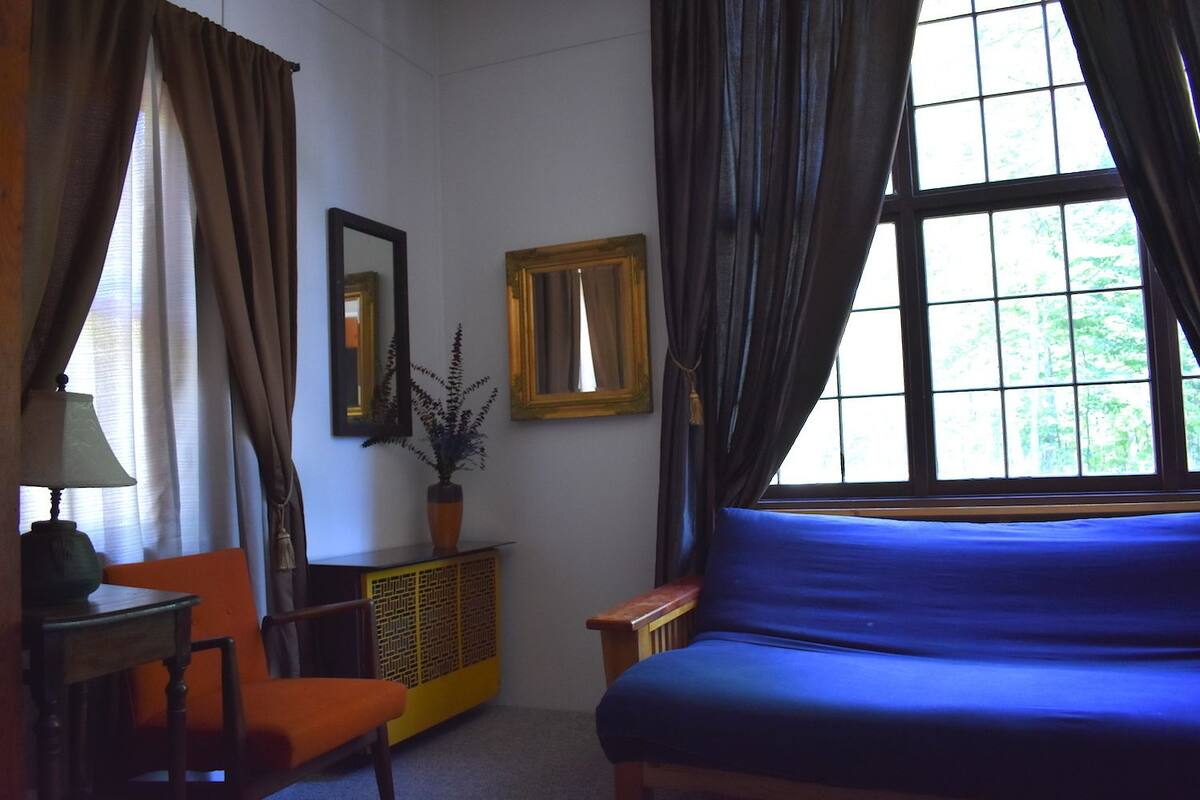 Family Cabin, 2 Bedrooms, Kitchenette | Ruang tamu | 43 inci televisyen skrin rata dengan kabel, TV 