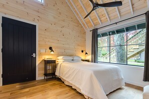 Loft com design assinado, 1 cama Queen, cozinha americana (safe, wifi, kitchenette) | Vista do quarto