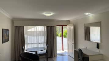 Queen Room | 1 bedroom, desk, soundproofing, iron/ironing board