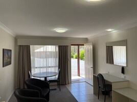 Quarto standard, 1 cama Queen, vista para o jardim | Escrivaninha, quartos à prova de som, ferros/tábuas de passar roupa