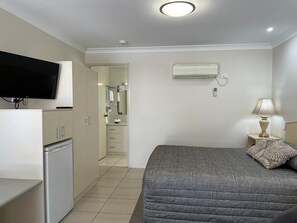 Desk, soundproofing, iron/ironing board, free WiFi - Crows Nest Motel (Crows Nest)