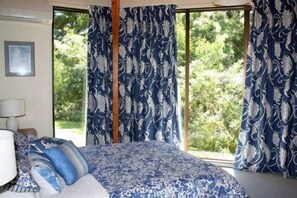 Geluiddichte muren, een strijkplank/strijkijzer, gratis wifi, beddengoed