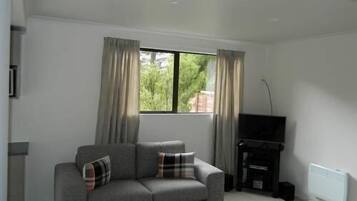 Studio, 1 Queen Bed | Living room