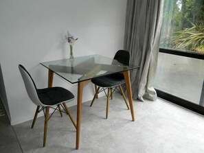 Studio, 1 Queen Bed | In-room dining
