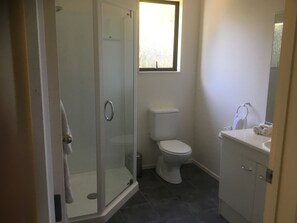 Ducha, artículos de tocador gratuitos, secador de pelo, batas