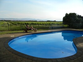Una piscina al aire libre de temporada (de 08:30 a 20:00), sombrillas