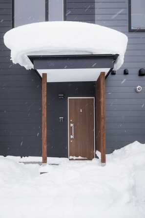 Property entrance - Kabayama Townhouses (Kutchan)