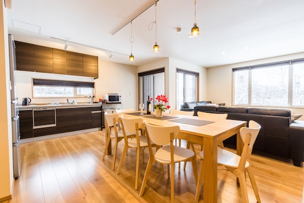 Full-size fridge, microwave, dishwasher, electric kettle