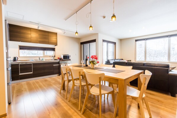 Full-size fridge, microwave, dishwasher, electric kettle - Kabayama Townhouses (Kutchan)