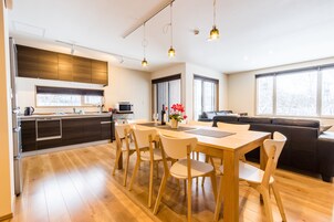 Full-size fridge, microwave, dishwasher, electric kettle