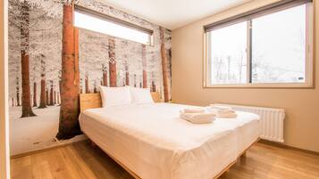 1 bedroom, desk, cots/infant beds, rollaway beds