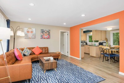  ♥ Your Private Retro Retreat - Unbeatable Location. Mega Mall, Airport, River ♥