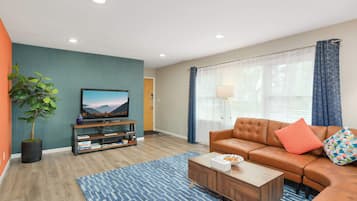 TV connectée, baby-foot, livres