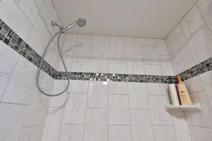 Chuveiro/banheira combinados, secador de cabelo, toalhas de banho 