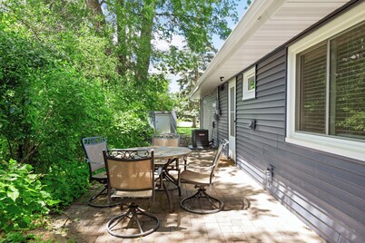 ♥ Your Private Retro Retreat - Unbeatable Location. Mega Mall, Airport, River ♥