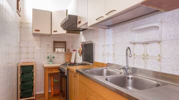 Refrigerador, horno, parrilla de estufa y utensilios de cocina