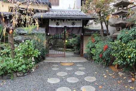 Property entrance. Kyoto Ryokan Gion Sano