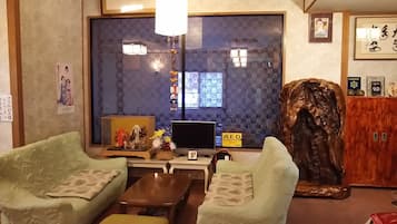 Coin salon dans le hall
