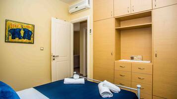 2 bedrooms, in-room safe, iron/ironing board, free WiFi