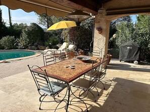 Outdoor dining - Holiday Home in Lorgues with Pool (Lorgues)