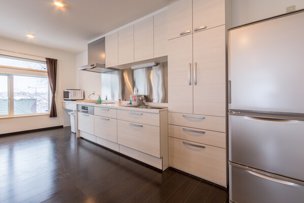 Full-size fridge, microwave, stovetop, coffee/tea maker - Lodge Mori Apartments (Kutchan)